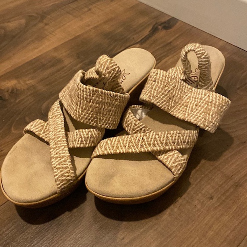 Like new! Made in hawaii Island Slippers Wedges